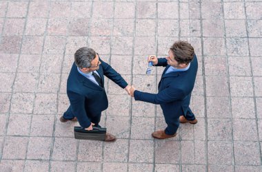 Başarılı bir takım çalışması. İş adamları el sıkışıyor. Hoş geldin işi. İki işadamı el sıkışıyor. Takım elbiseli işadamları dışarıda el sıkışıyor. İki işadamı arasındaki el sıkışma.