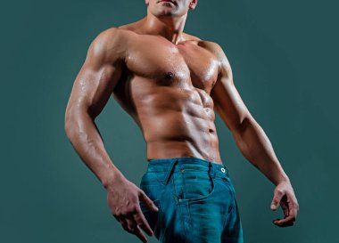 Seksi kaslı, güçlü yüzlü, kot pantolonlu, izole edilmiş arka planı olan adam.