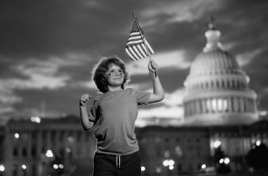 Washington DC 'de Amerikan bayrağı taşıyan bir çocuk. Kongre binası. Amerikan halkı 4 Temmuz 'u kutluyor. Amerikan Çocuğu ABD bayrağını taşıyor. Bağımsızlık Günü, Amerikan Bayrak Günü