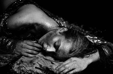 Spa sağlığı. Zenginlik ve refah. Altın maske. Lüks güzellik prosedürü. Saf altın. Altın bayan dinleniyor. Vogue ve cazibe konsepti. Altın ten. Yüzü makyajlı seksi kız vücut sanatı metalleşmiş renkler.