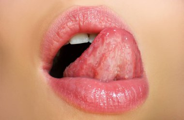 Seksi dil yalayan dudaklar. Genç bayanın dudaklarını dudaklarını yalayarak yakın plan çek.