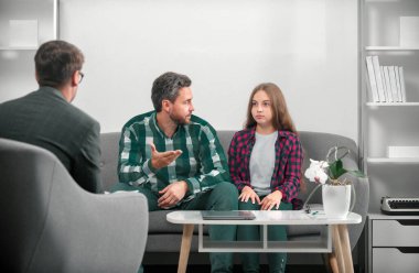 Profesyonel tavsiye, çocuklar yardım ve destek. Psikoloji terapisi, aile ruhsal sağlığı. Baba ve kızı psikoloji dersinde. Ebeveynlik çatışmaları, çocuk krizleri
