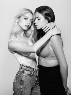 Aşık seksi mankenler. Genç lezbiyen çift kadınlarının güzel portresi. Kız arkadaşlar sarılıyor. Kucaklayan kızlar. Şefkatli genç bayan. Şehvetli lezbiyenler. Lgbt, lgbtq kavramı