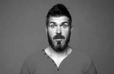 Şaşırmış sakallı adam, şaşırmış surat. Berber Dükkanı