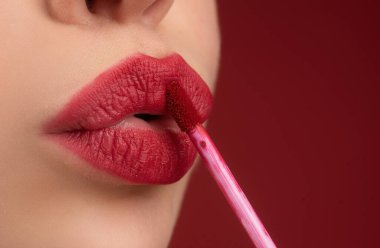 Seksi kırmızı dudaklar. Dudağıma makyaj yapıyorum. Makyaj güzeli. Dudaklar ruj izi.