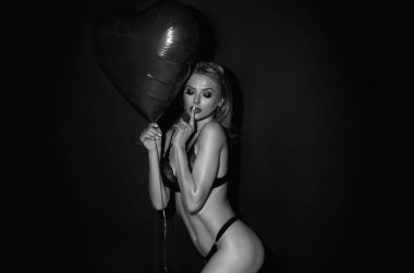 Sevgililer günü, aşk kalbi. Sevimli sevgililer günü kızının portresi. Güzel bir kadın sevgililer gününü kutluyor. Aşık bir kadın. Sevgililer gününde bir kadın. Aşkın sembolü. Valentine kartı.