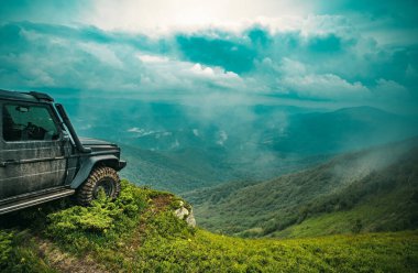 Offroad step macera izi kamyon araba tekerleği. Çamur çukurundan çıkan yoldan çıkan araç. Çamurda suv yarışı. Ormanda aşırı off road turu