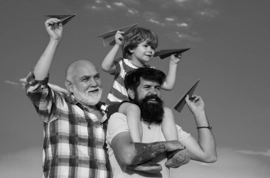 Babalar Günü. Aile rüyası. Çocuk uçakla rüya görür. Büyükbaba ve çocuk rüya görür. Hayalperestler. Hayaller ve hayal gücü. Rüya gibi oğlum.