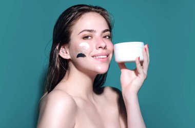 Yüz kremi süren güzel bir kadının güzel portresi. Nemlendirici cilt kremi, losyon ya da maske süren kadın cilt kaldırma ve yaşlanma karşıtı etki, stüdyo geçmişi