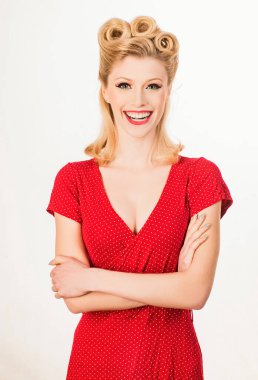 Poster gibi giyinmiş gülümseyen genç bir kadın.