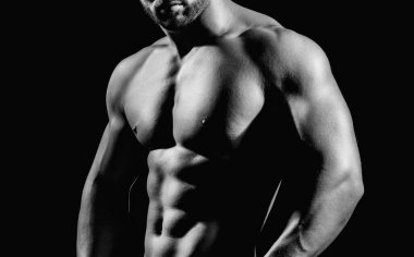 Seksi model vücut, çıplak gövde. Güçlü bir adam, baştan çıkarıcı bir eşcinsel. Kaslı, üstsüz, çekici bir adam. Üstsüz model. Stüdyoda çıplak eşcinsel pozu. Adam seksi görünüyor. Atletik kaslar