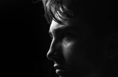 Genç bir adamın yakın portresi. Siyah suratlı yakışıklı adam.