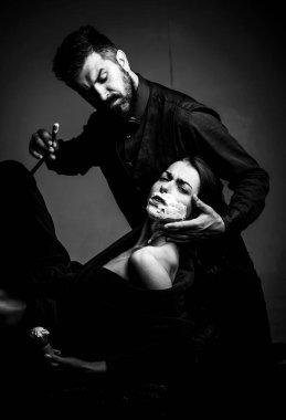 Zarif ve güzel bir çiftin tutkuyla öpüştüğü yakın çekim. Ön sevişmede baskın cinsel rol yapma