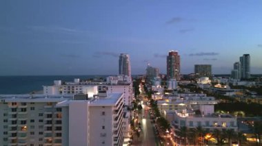 Geceleri Miami Skyline 'da. Gökdelenli Miami şehri gökdelenleri. Miami Alacakaranlık Manzarası Skyline. Gökdelenler ve limanlar. Miami rıhtımı marinayla dolu.