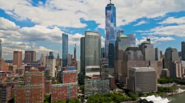 Manhattan, New York Panoraması. Kentsel gökdelenleri ve yatları olan New York City gökdelenleri. New York City silueti, ABD 'de Manhattan şehri manzarası. Manhattan 'da panoramik manzara. New York havacılık silüeti