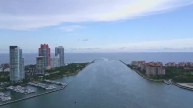 Miami Beach City 'nin havadan görünüşü, Florida, Amerika Birleşik Devletleri. Güneşli bir günde Miami 'nin insansız hava aracı çekimi. Miami Plajı, binaların havadan görünüşü. Miami Beach Panorama Manzarası, Güney Sahili, ABD. Amerikan seyahati