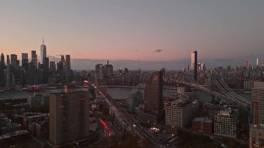 Dron 'dan NYC' ye. Brooklyn Midtown ufuk çizgisi Hudson Nehri üzerinde, New York. New York 'taki Aerial Brooklyn Köprüsü. New York 'un Brooklyn Binaları' nın en iyi manzarası. Tarihsel Ünlü Brooklyn, NYC