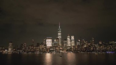 New York, Manhattan, Gece Işıkları. Manhattan 'da bir gece, New York hava manzaralı. New York Şehri, İHA 'dan New York manzarası. New York, Manhattan silueti. Gece şehri sahnesi New York, ABD
