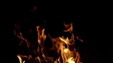 Ateşler. Alevli ateş. Alev deseni. Kıvılcım ve alev. Siyah üzerine alev. Alevlerin parıltısı karanlığı aydınlatır. Kaplama arkaplanı için yanan alev. Alevli bir gösteride kıvılcımlar uçuşuyor