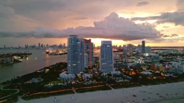 Geceleri Miami Sahili 'nin havadan görüntüsü. Geceleri Miami Sahili 'nin panorama manzarası. South Pointe Parkı 'nın havadan görünüşü. Miami 'de gece vakti. Geceleri Güney Miami 'nin en iyi manzarası