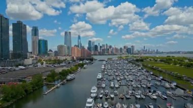 New York 'ta yatları olan denizciler gökdelenleri ve yatları olan gökdelenler. New York City silueti, ABD 'de Manhattan şehri manzarası. Manhattan 'da panoramik manzara. New York Limanı
