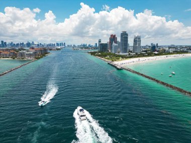 Miami Güney Sahili. Miami Beach, Florida 'nın insansız hava aracı görüntüsü. Florida 'da lüks daireleri ve su yolu olan Miami Plajı. Gökdelenli Miami Plajı 'nın havadan görünüşü