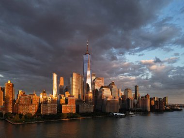 Dramatik gökyüzü ile New York City Skyline. Amerikan Kentsel Gökdelenleri dramatik bulutların yakınında. New York City silueti, ABD 'de Manhattan şehri manzarası. Manhattan 'da panoramik manzara