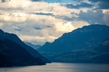 Alp dağları ve İsviçre 'deki gibi. İsviçre 'de Alpler doğası. İsviçre Alpleri. İsviçre 'nin doğası gereği panoramik. İsviçre göllerinin doğası. İsviçre manzarası. Alpler Doğa arkaplanı