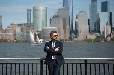 New York 'ta başarılı bir iş adamı olarak duruyor. İş dünyası Amerikan başarısı. Amerikan iş rüyası. Manhattan yakınlarında takım elbiseli Amerikalı işadamları. ABD 'de başarılı bir iş