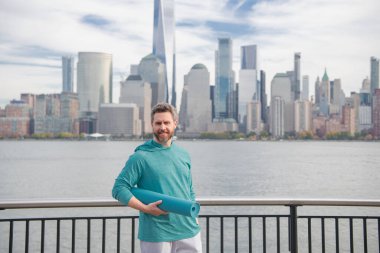 New York 'ta antrenman yapan bir adam. Spor atleti kardiyo sağlığı, fiziksel sağlık ve açık hava antrenmanı için antrenman yapıyor. Olgun adam idmanı kıdemli adam New York 'un dışında aktif yaşam tarzının tadını çıkarıyor.