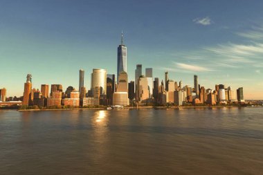 İnsansız hava aracından Manhattan silueti. Hudson nehrinin üzerinde Manhattan. Manhattan şehir manzarası, hava manzarası. Manhattan şehir merkezi gökdelenleri ile gökyüzü