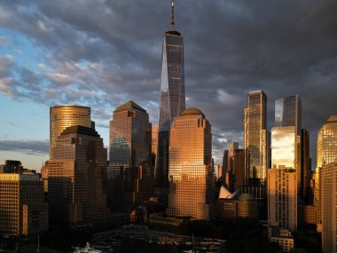 New York, New York şehrinin gökyüzü dramatik. Amerikan Kentsel Gökdelenleri dramatik bulutların yakınında. New York City silueti, ABD 'de Manhattan şehri manzarası. Manhattan 'da panoramik manzara