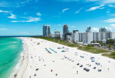 Miami Beach, Florida, Birleşik Devletler. Güneşli bir günde Miami 'nin insansız hava aracı çekimi. Miami Plajı, harika binalar manzarası. Miami Sahili 'nin havadan görünüşü, Güney Sahili, ABD