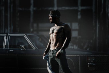 Adam sokak çetesi, sosyal sorun. Suç adamı dışarıda. Gangster, Şehir Caddesindeki kızgın adam. Tehlikeli agresif adam. Suç şehri. Tehlikeli Amerikan bölgesi. Sokaktaki saldırgan adam.