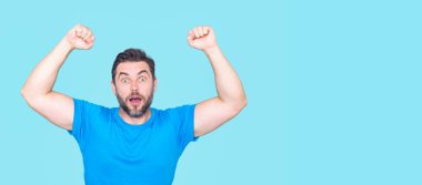 Kazanmak. Heyecanlı kazanan. Kollarını kaldırarak kazanan jest. Adam başarı için bağırıyor. Kutlama. Harika Mutlu Kazanan. Heyecanlı erkek kazanan kazananı kutluyor. Neşeli adam zaferin tadını çıkar.