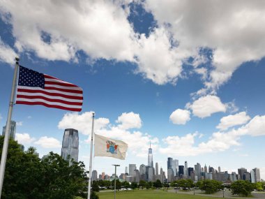 NYC, ABD bayrağının yanında. New York City Skyline ile Manhattan gökdelenleri ABD. New York City silueti, ABD 'de Manhattan şehri manzarası. Manhattan 'da panoramik manzara