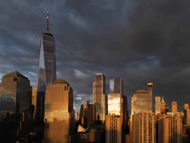 New York 'ta bulut, dramatik gökyüzü ile New York City Skyline. Amerikan Gökdelenleri. New York şehrinin ufuk çizgisinin drone görüntüsü, New York 'un şehir manzarası. Manhattan 'da panoramik manzara. ABD New York