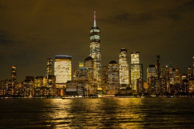 The NYC City, ABD 'de bir gece. İkonik binalarla dolu bir gece. New York City Manhattan Şehir Merkezi Skyline, Jersey City, ABD.