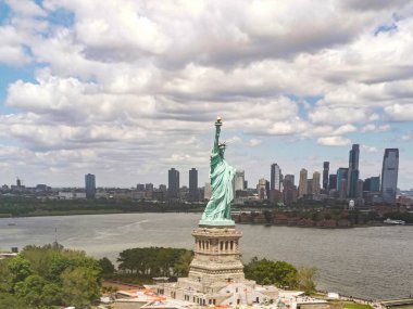 New York City, New York 'ta panoramik hava manzaralı Özgürlük Heykeli. New York Panorama üzerinde Özgürlük Anıtı. Özgürlük Anıtı 'yla New York şehrinin silüeti. Özgürlük Heykeli ve Manhattan