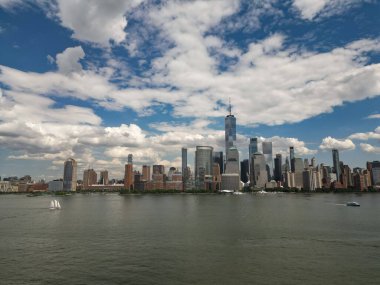 New York 'ta. New York hava manzaralı, New York City gökyüzü manzaralı. Manhattan, New York 'ta panoramik drone görüntüsü. New York 'ta günbatımı. New York Şehri şehir merkezi alacakaranlıkta kara bulutlarla gökyüzü manzarası