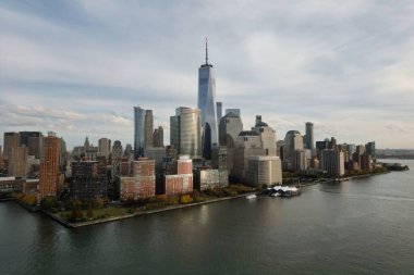 Manhattan, New York İHA 'dan ufuk çizgisi. Hudson nehrinin üzerinde Manhattan. Manhattan New York şehir manzarası, hava manzarası. Manhattan şehir merkezi gökdelenleri Hudson nehri üzerinde