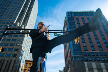 İşadamı şehir caddesinde bir adım öne çık. Sonraki adımlar. İş Tutkuları konsepti. Hedef iş başarı stratejisi. Yaratıcı büyüme. Büyüyen iş başarısı süreci. Adımlar ileri. Adım adım.