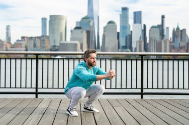 Atletik olgun adam dışarıda çalışıyor. Spor kıyafetleri spor salonunda yeni yetme İspanyol bir adam. New York 'ta sağlıklı bir yaşam tarzı. Kıdemli adam egzersizi, antrenman ya da koşu. Spor giyim sektöründe aktif ve sportif bir adam