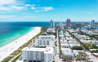 Miami Beach, South Beach, Florida, ABD. Miami sahili. Miami Plajı ve şehir manzarasının havadan görüntüsü. Miami sahili kıyı şeridi, hava manzaralı.