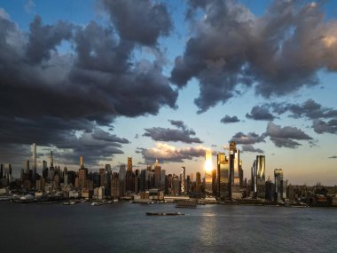 New York 'ta bulut, dramatik gökyüzü ile New York City Skyline. Amerikan Gökdelenleri. New York şehrinin ufuk çizgisinin drone görüntüsü, New York 'un şehir manzarası. Manhattan 'da panoramik manzara. ABD New York