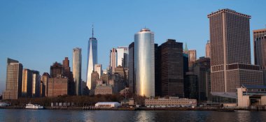 New York, Birleşik Devletler. Manhattan 'ın ortasındaki New York şehrinin gökyüzü manzarası. ABD, New York, New York, Manhattan. Amerikan büyük şehri. Aşağı Manhattan silueti