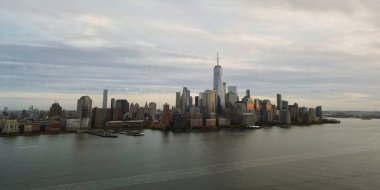 Manhattan 'ın merkezindeki New York şehrinin hava görüntüsü insansız hava aracından Hudson Nehri üzerindeki gökyüzü manzarası