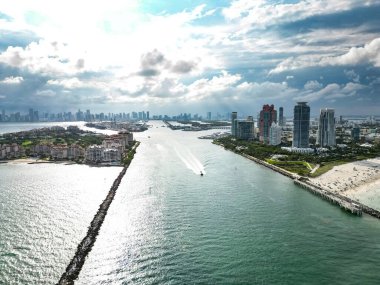 Miami Beach silueti. Miami Sahili 'nin insansız hava aracı görüntüsü. Miami Plajı 'ndaki South Pointe Park ve South Beach' in havadan görüntüsü.