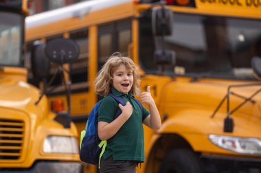 Okul çocuğu okul otobüsüne biniyor. Amerikan Okulu. Okula dönelim. İlkokulun çocuğu. Mutlu çocuklar eğitime hazır.