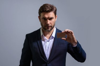 Kredi kartı olan bir adamın kredi kartlarına erişimi ya da faturaları ödemesi gerekir. İş yerleri satın alma olanağı sunar. Kredi puanı konsepti. İş adamı faturasını öder. Kredi ve ödül satın alma teklifleri